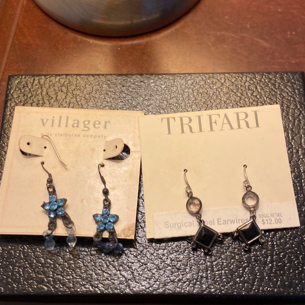 Bundle of two drop earring. Silver and crystal.